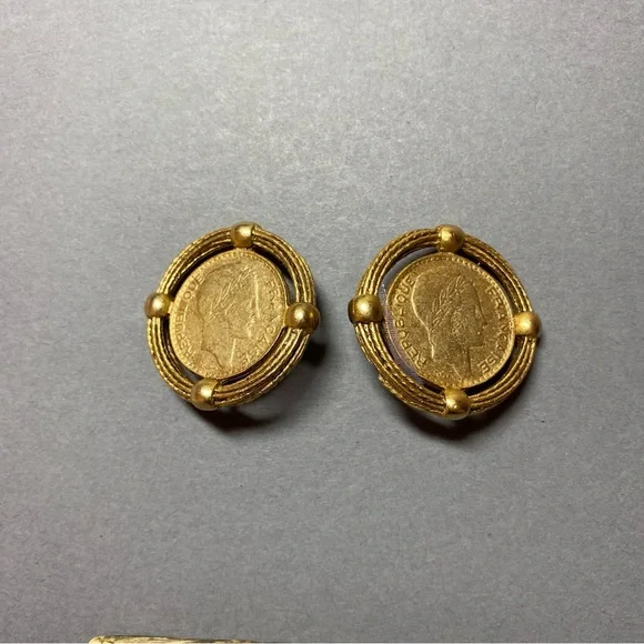 Vintage French coin gold tone clip earrings - Picture 1 of 3